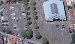 La place du marché de La Madeleine : bitume et parking à gogo