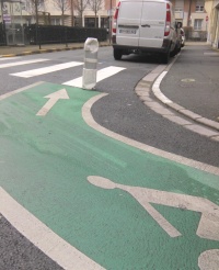 A vélo, on risque parfois d’aller droit dans le poteau! ("aménagement" rue de Paris)